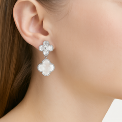 Arete Dos Flores Mediano Inspirado Van C Diamantada con Madre Perla Plata .925 con Baño de Rodio