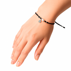 Pulsera Ajustable de Hilo con Perla Natural y Dije de San Benito Plata .925