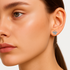 Broquel Flor Silueta con 3 Hojas de Micro Circonias Plata .925 con Rodio