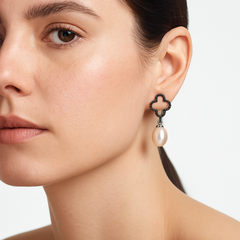 Arete Flor Mediano Inspirado Van C con Perla Natural Plata .925 con Rodio