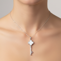 Dije Inspirado Van C en Forma de Llave con Piedras Naturales y Micro Circonias Plata .925 con Rodio
