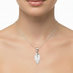 Dije Pluma con Madre Perla Plata .925