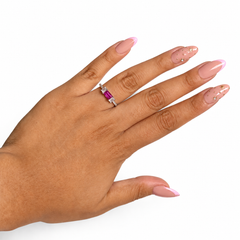 Anillo Solitario Circonia Rectangular Rosa Con Micro Circonias Plata .925 Con Baño De Rodio