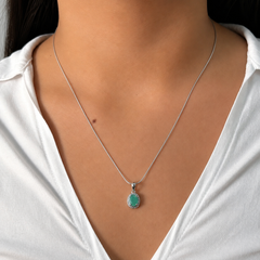 Juego Piedras Preciosas Dije y Aretes Ovaladas Esmeralda, Plata .925 con Baño de Rodio
