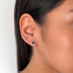 Aretes Piedras Preciosas Zafiro Ovalado con Circonias Blancas, Plata .925 con Baño de Rodio