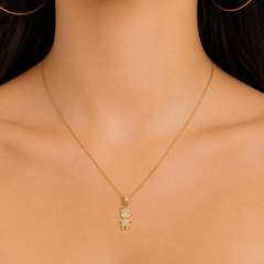 Dije Niña con Vestido y Moño con Micro Circonias Oro 10K