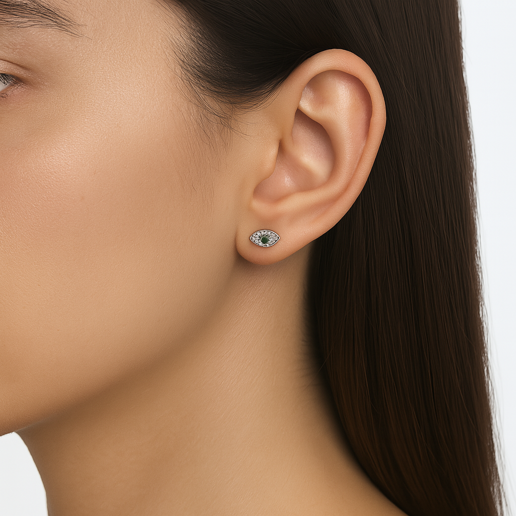 Arete Broquel Ojo Turco Chico con Micro Circonias y Circonia Verde Plata .925 con Baño de Rodio
