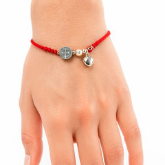 Pulsera Ajustable de Hilo con Cristales Rojos Perla Natural y Dije de San Benito con Corazon Bombeado Plata .925