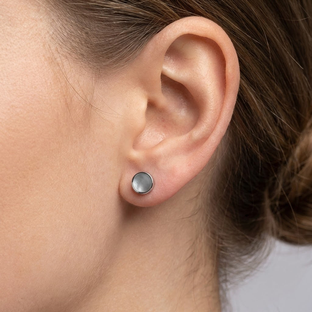 Broquel Redondo Madre Perla Blanca Plata .925 con Rodio