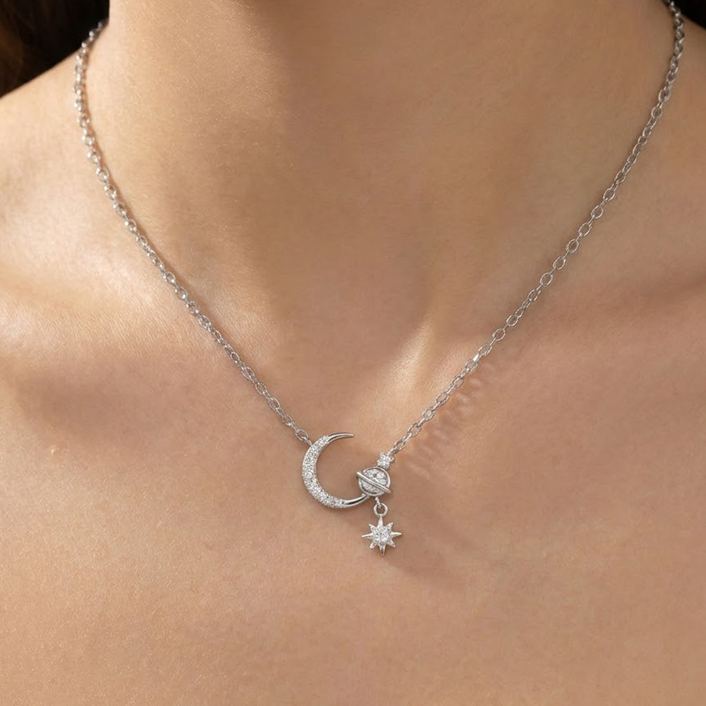 Collar Media Luna con Micro Circonias y Saturno con Estrella Plata .925 con Baño de Rodio