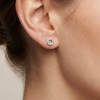 Arete Broquel Silueta de Círculo con Circonias Plata .925 con Baño de Rodio