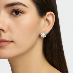 Huggies Flor Inspirado Van C Madre Perla con Micro Circonias en Circulo Plata .925 con Rodio