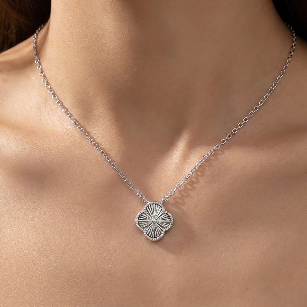 Collar Flor Inspirado Van C Diamantado Plata .925 con Baño de Rodio