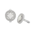 Arete Huggies Flor Inspirado Van C Madre Perla con Micro Circonias en Circulo Plata .925 con Baño de Rodio