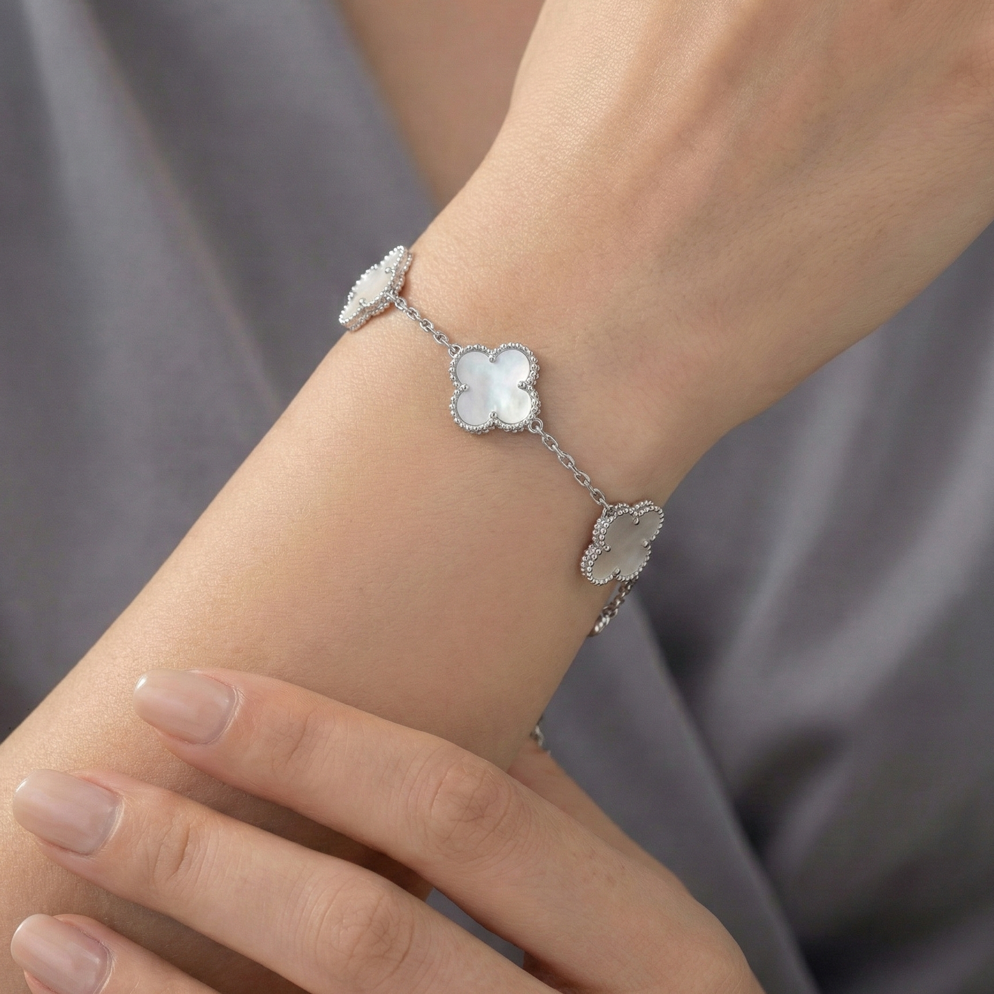 Pulsera 5 Flores Grandes Inspirada Van C Madre Perla Plata .925 con Baño de Rodio