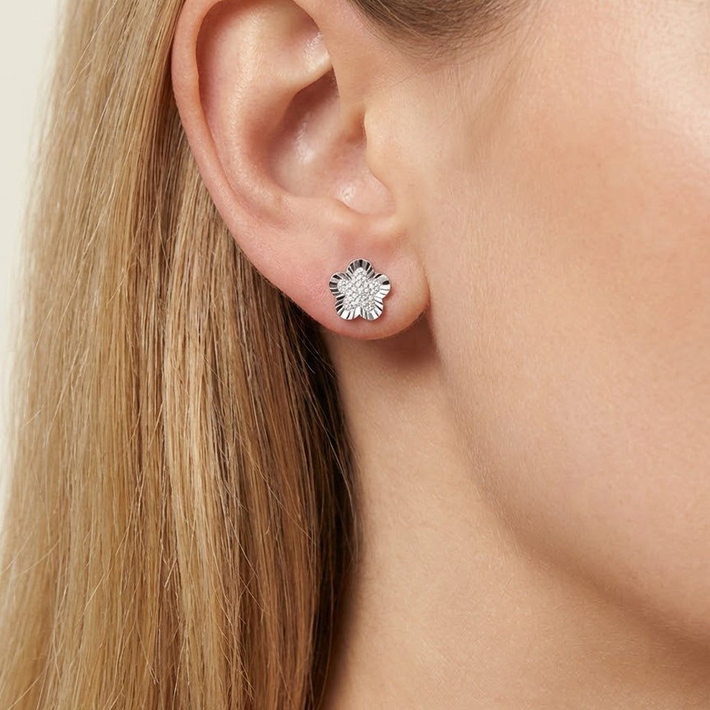 Arete Broquel Flor Diamantada con Micro Circonias Plata .925 con Baño de Rodio