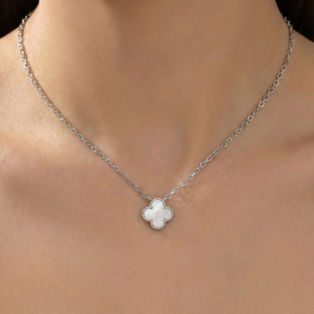 Collar Flor Inspirado Van C Madre Perla Plata .925 con Baño de Rodio