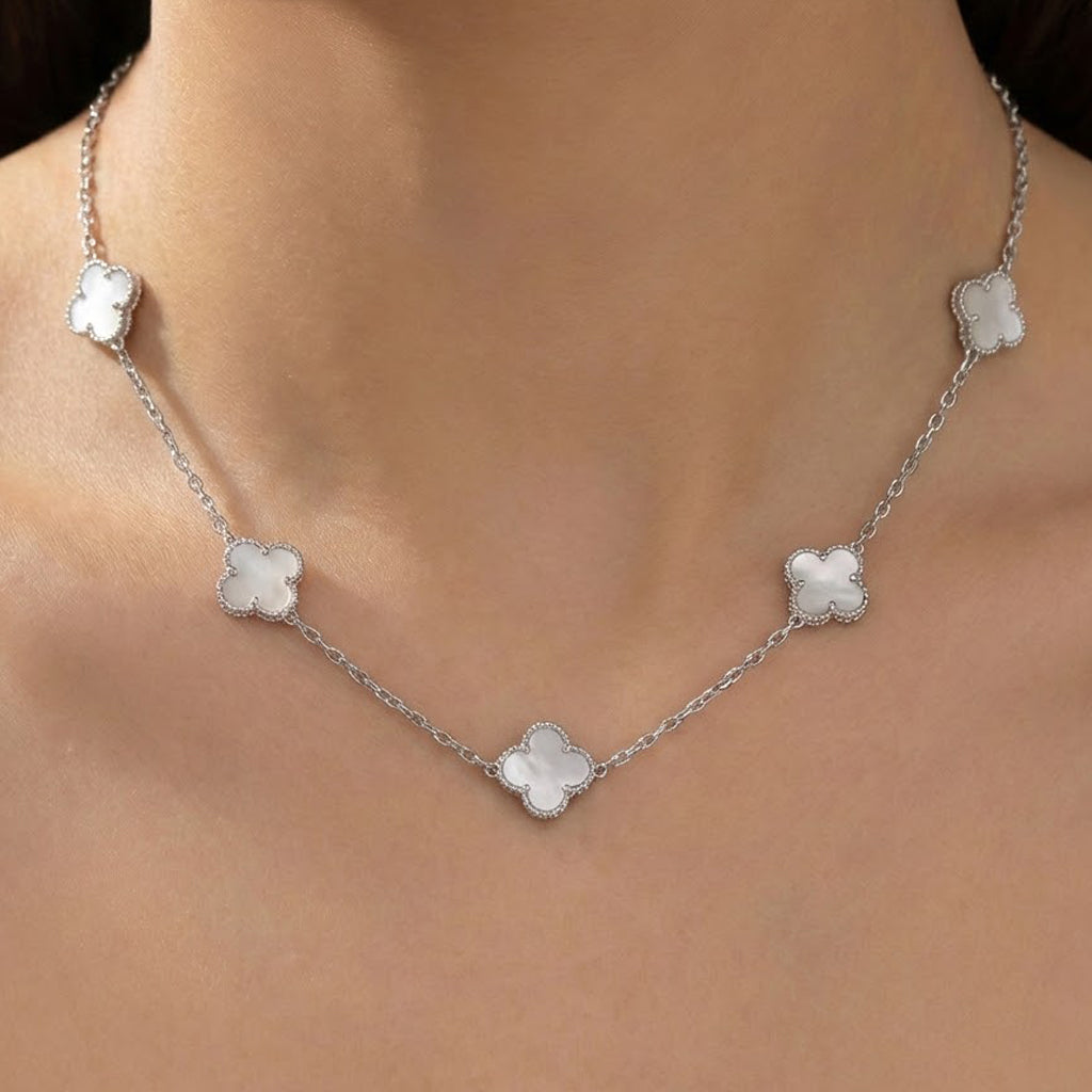 Collar Flor Inspirado Van C Flor Diamantada Con Bandola de Micro Circonias Plata .925 con Baño de Rodio