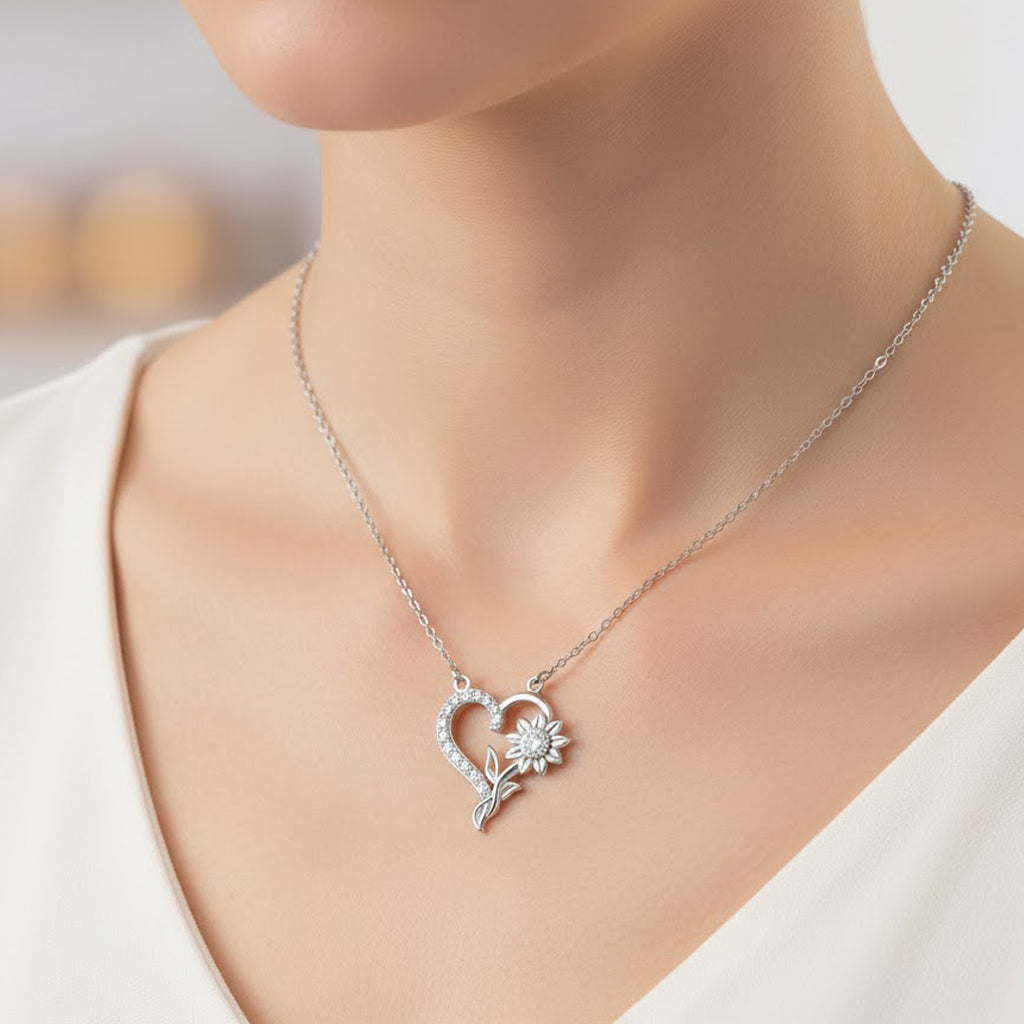 Collar Silueta Corazón con Girasol en Baño de Oro y Micro Circonias Plata .925