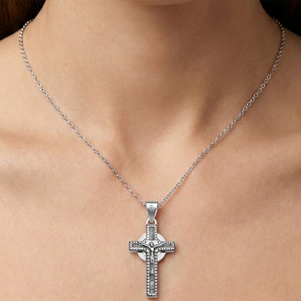 Dije Crucifijo con Aro Liso y Micro Circonias Plata .925
