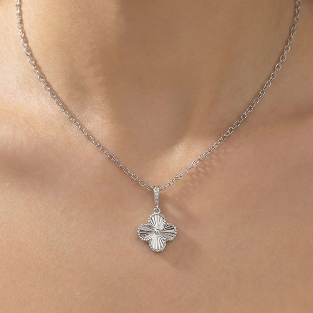 Collar Flor Inspirado Van C Flor Diamantada Con Bandola de Micro Circonias Plata .925 con Baño de Rodio