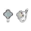 Arracada Huggies Flor Inspirado Van C Chico con Madre Perla Plata .925 con Baño de Rodio