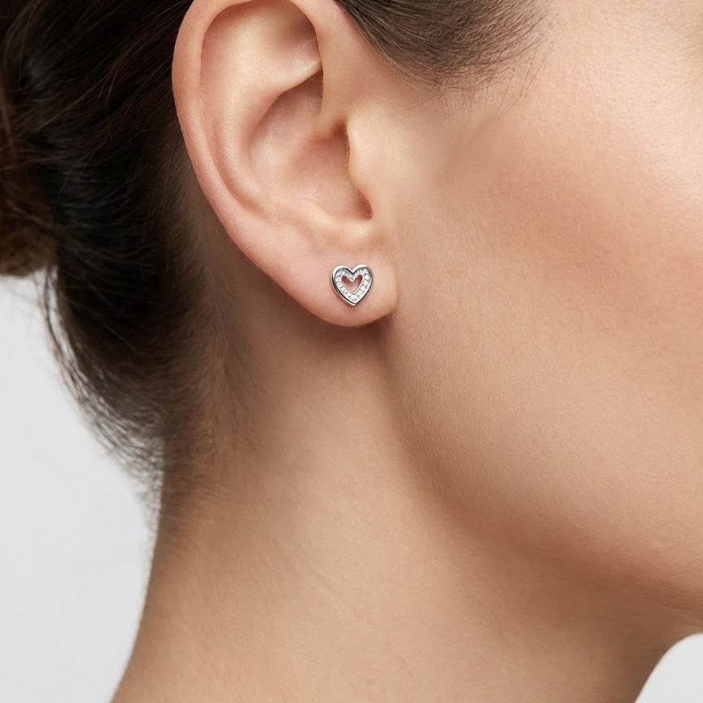 Arete Broquel Silueta doble Corazón con Micro Circonias Plata .925 con Baño de Rodio