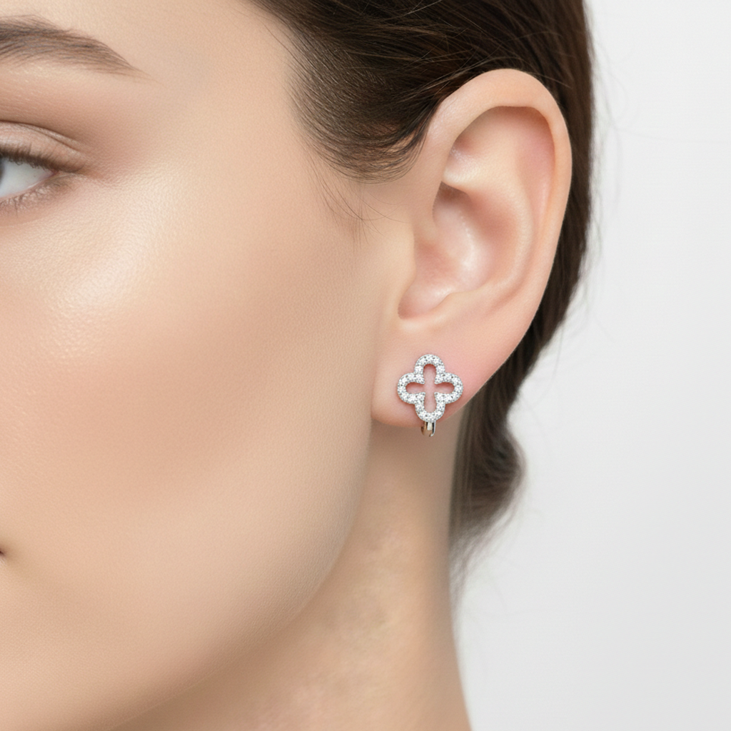 Arete Huggies Flor Inspirado Van C Silueta con Micro Circonias Plata .925 con Baño de Rodio
