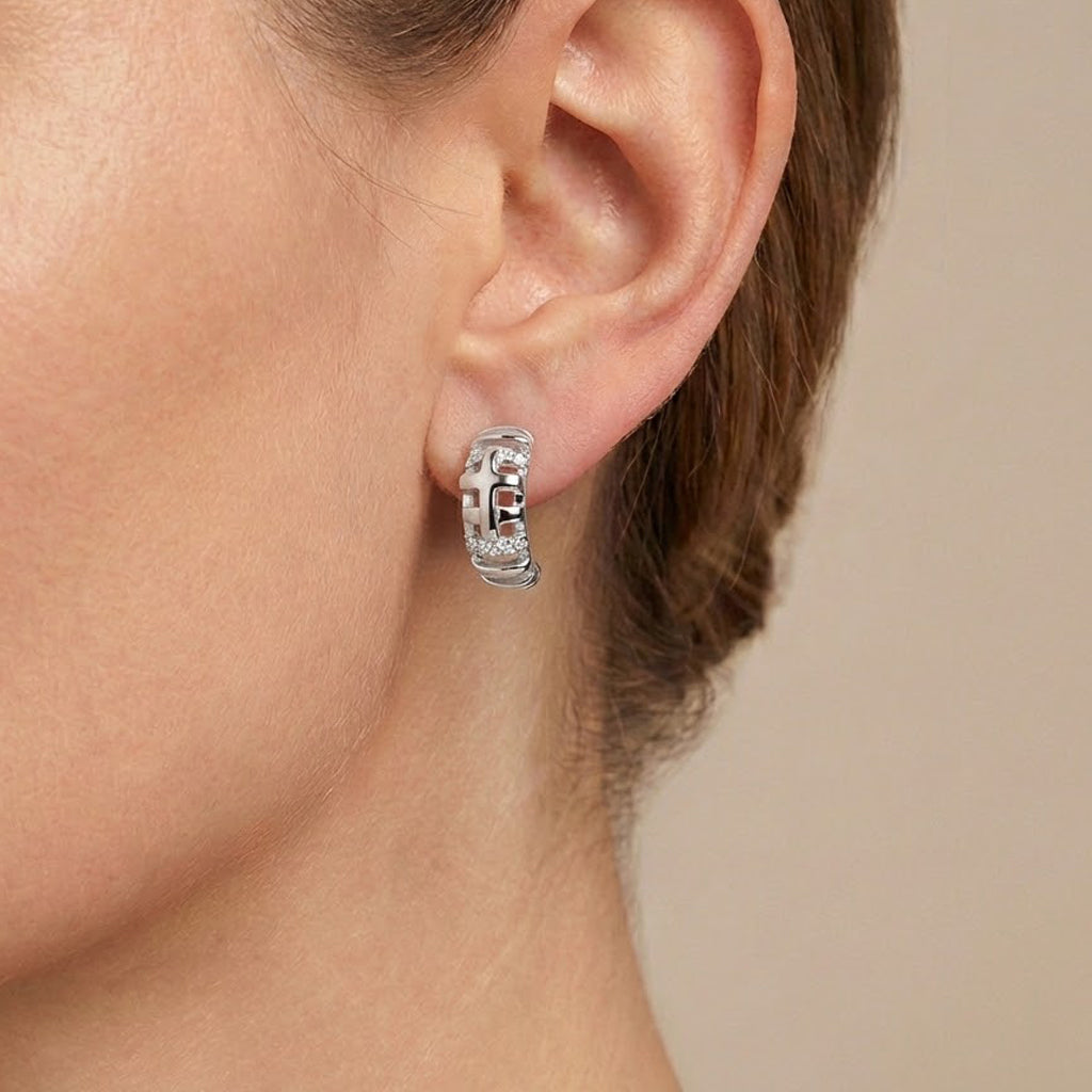 Arracada Cruz Lisa con Micro Circonias Plata .925 con Baño de Rodio