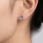 Arete Broquel Herradura con Circonias Multicolor Plata .925 con Baño de Rodio
