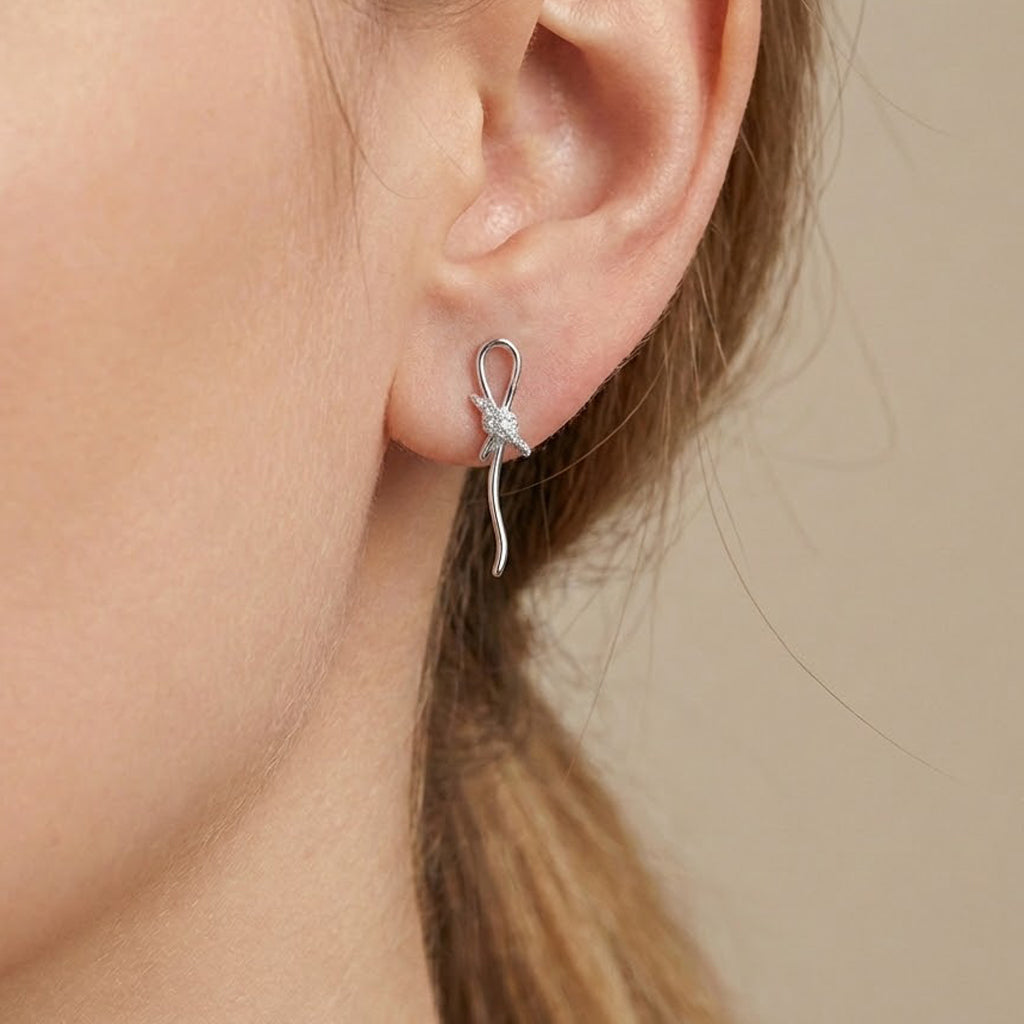 Arete Inspirado Tiff Nudo con circonias Plata .925 con Baño de Rodio