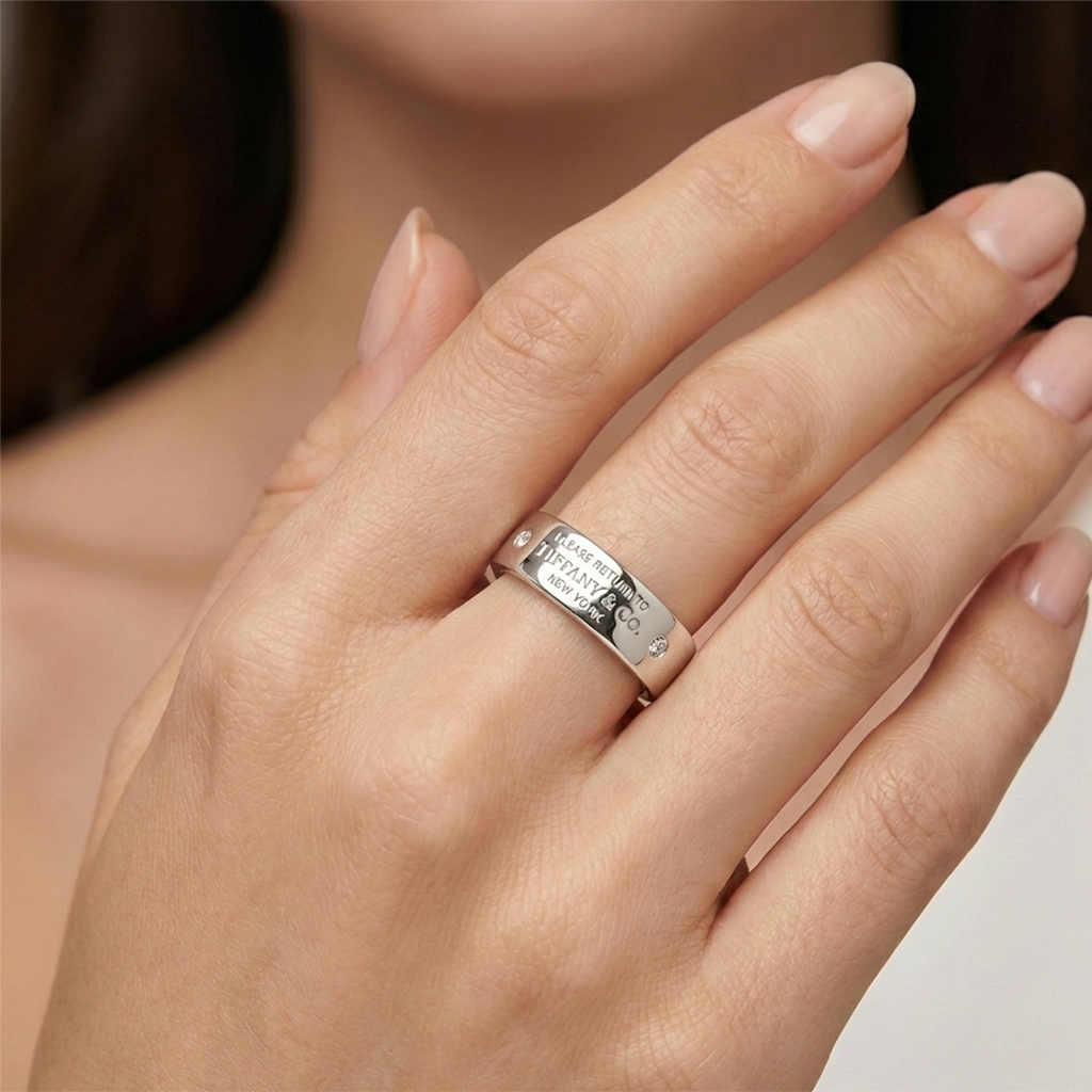 Anillo Inspirado Tiff Grabado con Circonias Plata .925 con Baño de Rodio