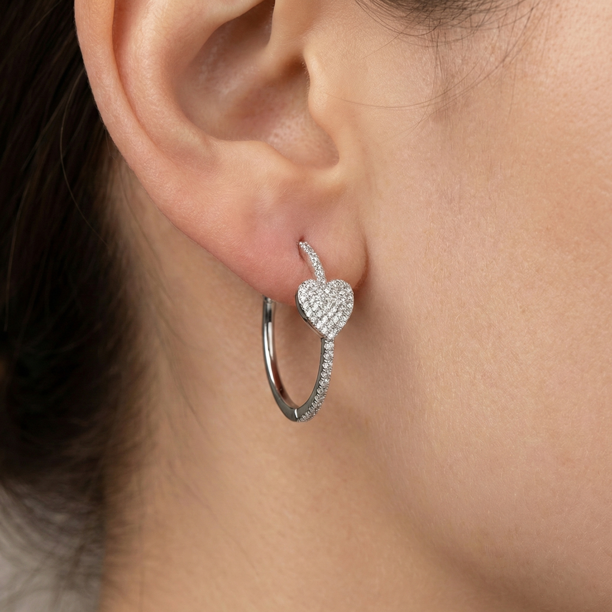 Arracada con Corazon Micro Circonias Broche Tipo Huggie 2.5 cm Plata .925 con Baño de Rodio
