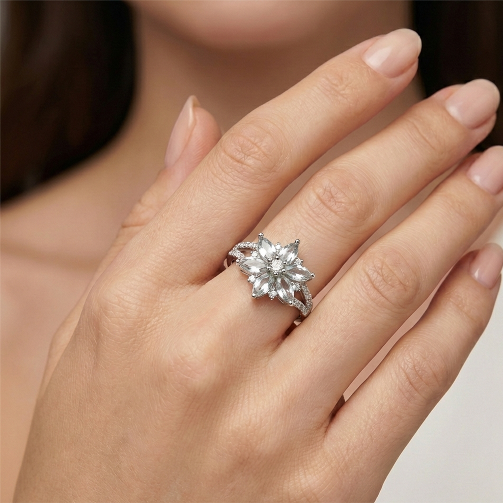 Anillo Flor con Circonias y Micro Circonias Plata .925 con Baño de Rodio