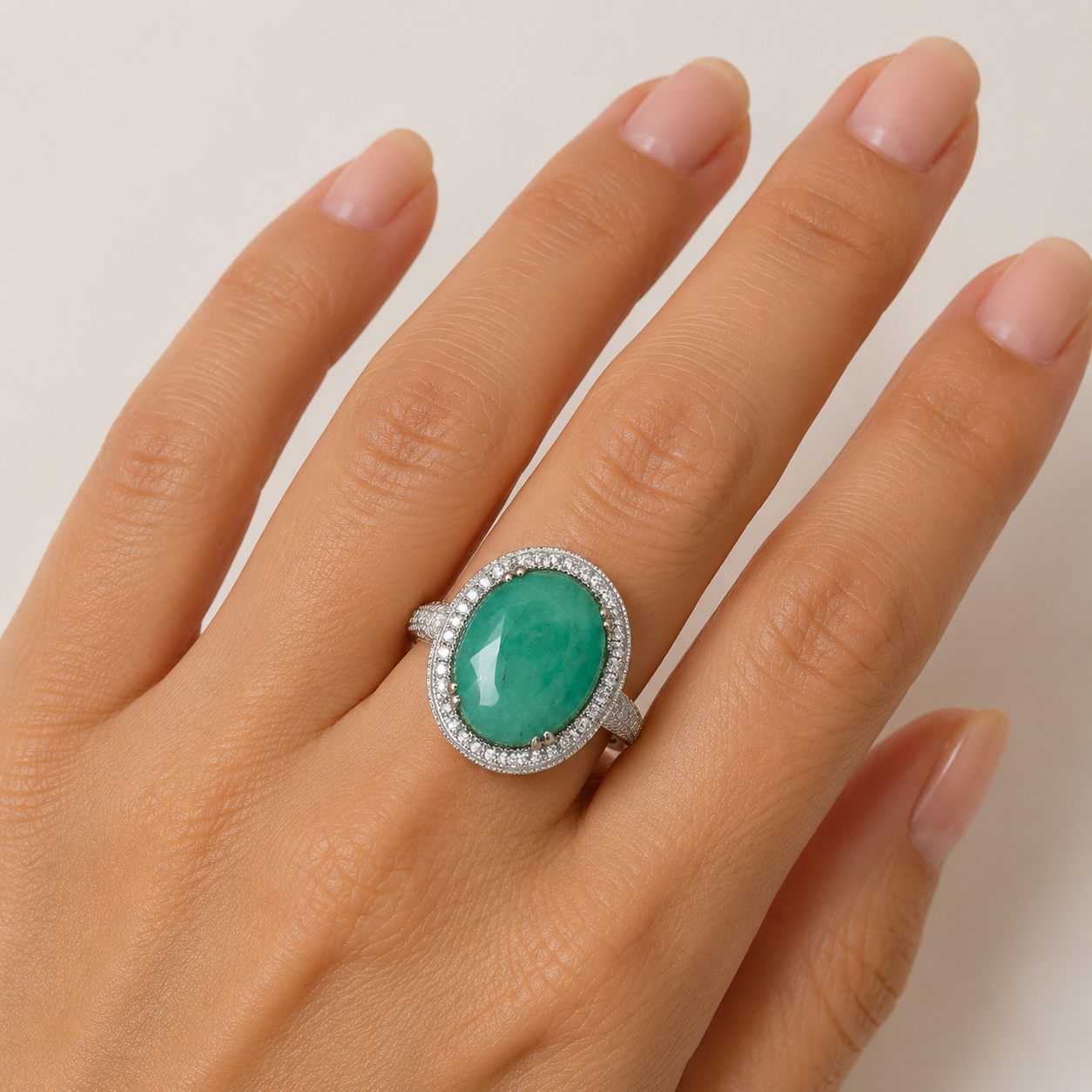 Anillo Piedra Preciosa Esmeralda Maxi con Circonias, Plata .925 con Baño de Rodio