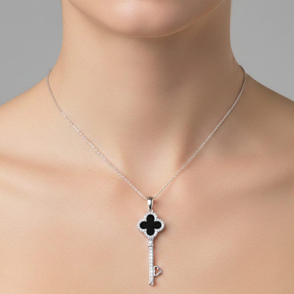 Dije Inspirado Van C en Forma de Llave con Piedras Naturales y Micro Circonias Plata .925 con Rodio