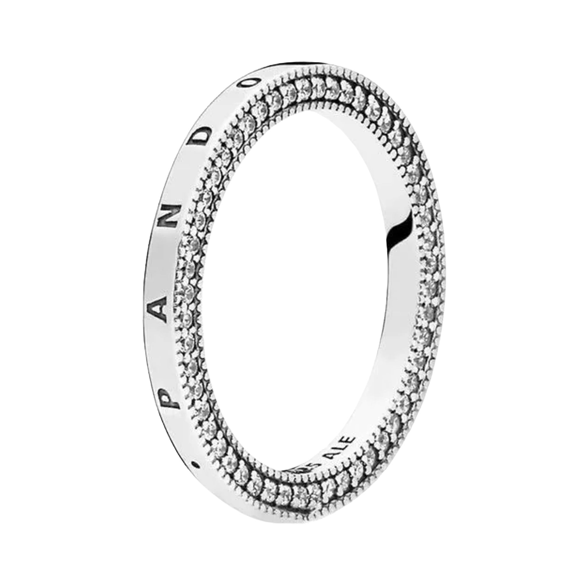 Anillo Inspirado Pan 1.1 Banda Lisa con Logotipo con Circonias a los Lados Plata .925
