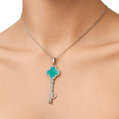 Dije Inspirado Van C en Forma de Llave con Piedras Naturales y Micro Circonias Plata .925 con Rodio