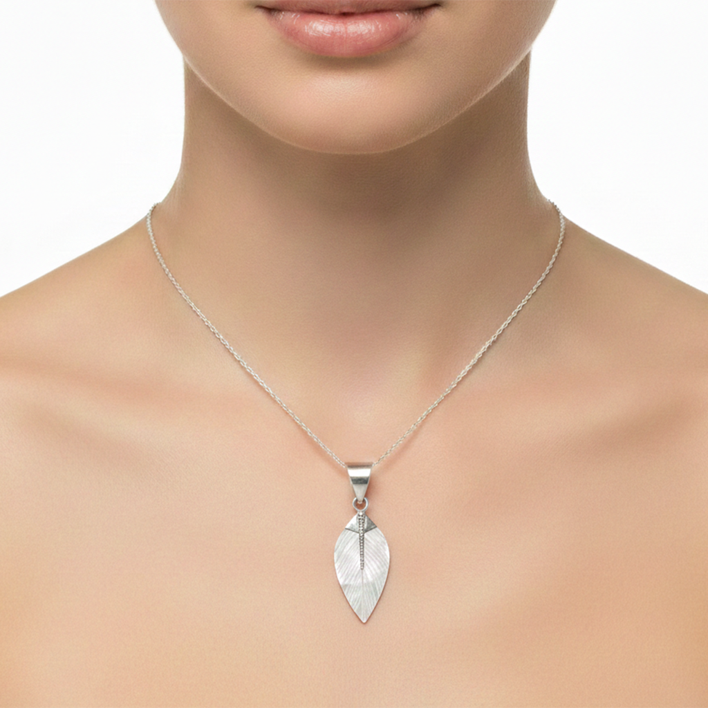 Dije Pluma con Madre Perla Plata .925