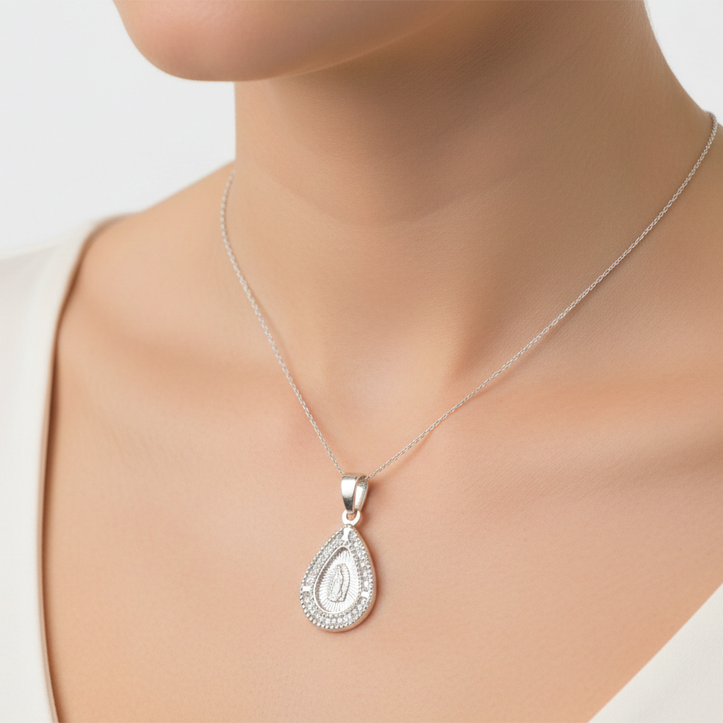 Dije Medalla en Forma de Gota de la Virgen de Guadalupe Con Circonias 2 cm Plata.925