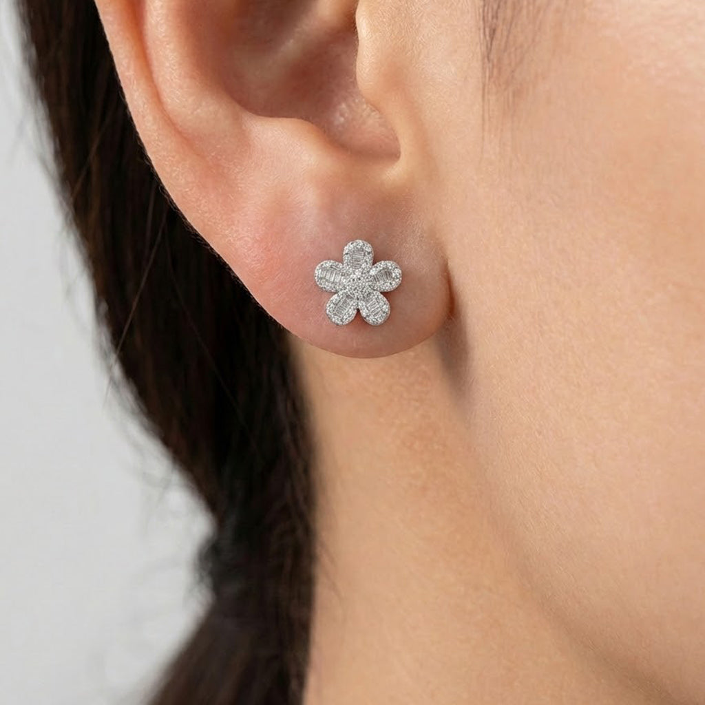 Arete Broquel Flor con Circonias Plata .925 con Baño de Rodio