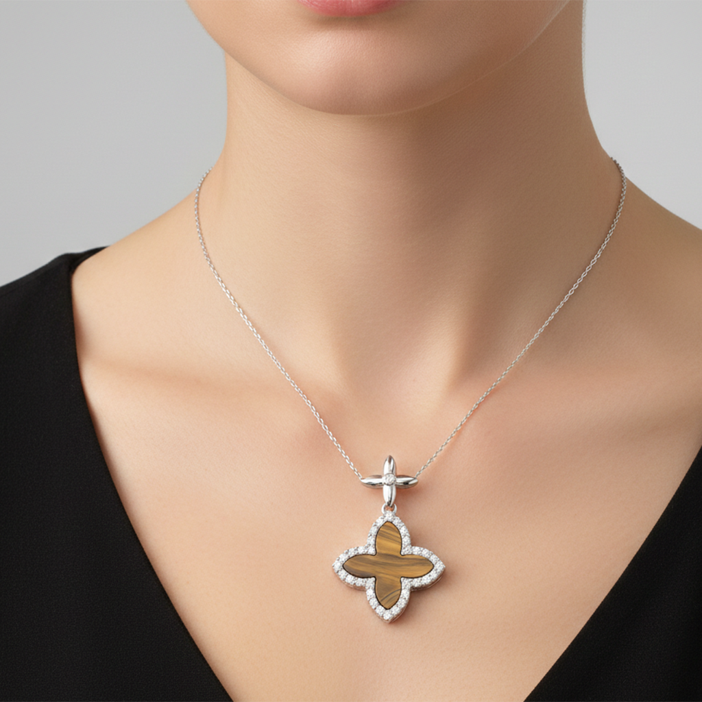 Dije Inspirado LV de 2.5cm con Piedras Naturales y Circonias Plata .925 con Baño de Rodio