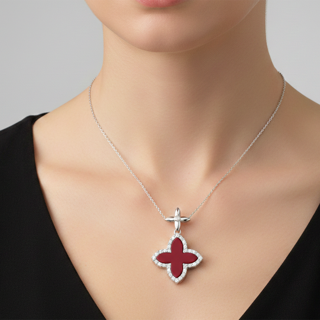 Dije Inspirado LV de 2.5cm con Piedras Naturales y Circonias Plata .925 con Baño de Rodio