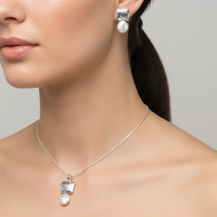 Juego Perla Natural con Plaquita Martillada Plata .925