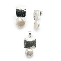 Juego Perla Natural con Plaquita Martillada Plata .925
