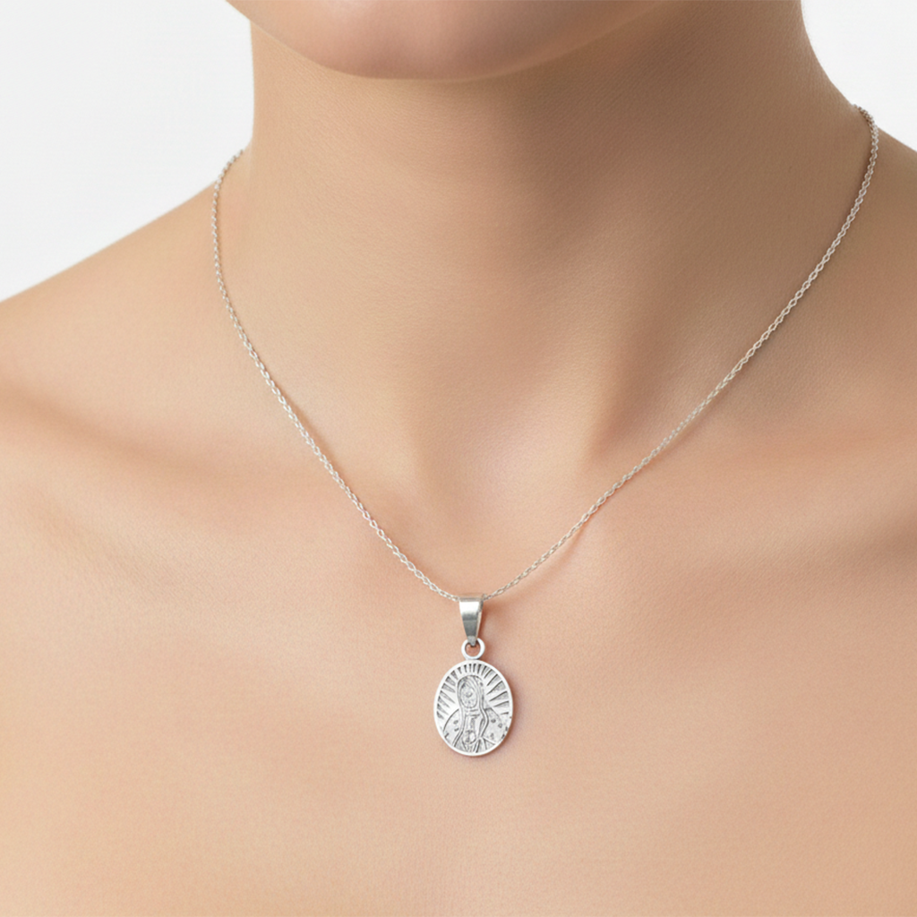 Dije Virgen de Guadalupe Ovalada de 3cm Plata .925
