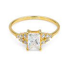 Anillo Solitario con Circonia Rectangular y Micro Circonias Oro 10K