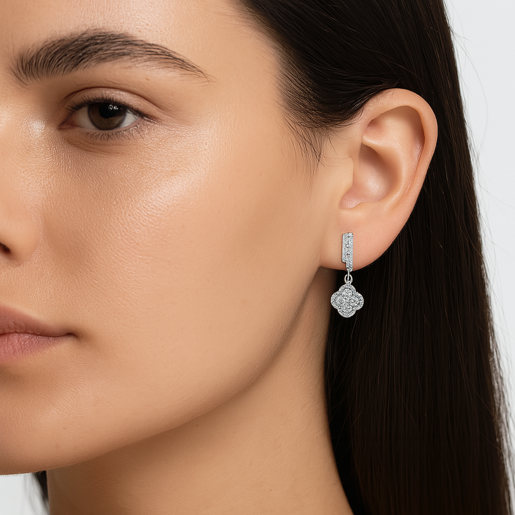 Arete Flor Mediana Inspirado Van C con Circonias Plata .925 con Baño de Rodio