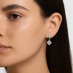 Arete Flor Mediana Inspirado Van C con Circonias Plata .925 con Baño de Rodio