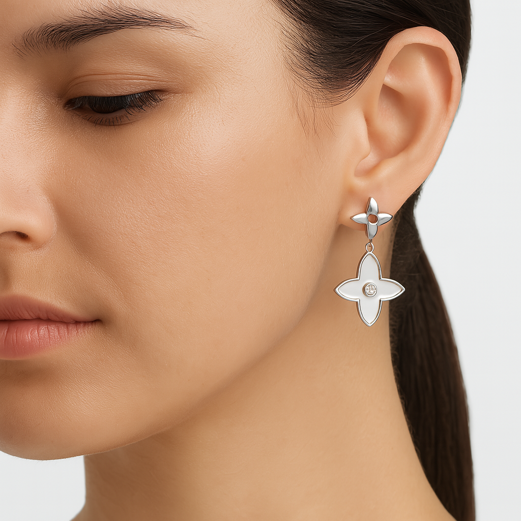 Arete Flor Mediano Inspirado LV con Piedras Naturales Plata .925 con Baño de Rodio